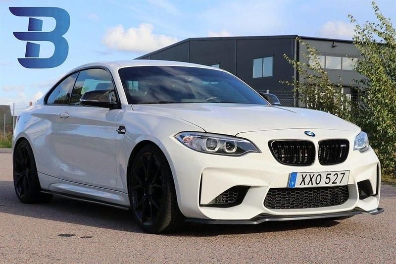 Vit Begagnad 2016 BMW M2 M Performance Sportkupé | 438 500 kr (Marknadspris) - Bild 1/4