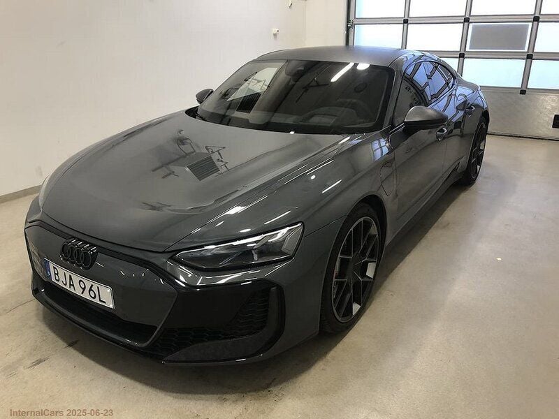 Grå Begagnad 2024 Audi e-tron Performance SUV | 1 675 000 kr - Bild 1/4