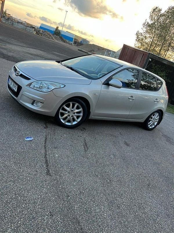 Silver Begagnad 2008 Hyundai i30 Halvkombi | 27 000 kr (Bra pris) - Bild 1/4