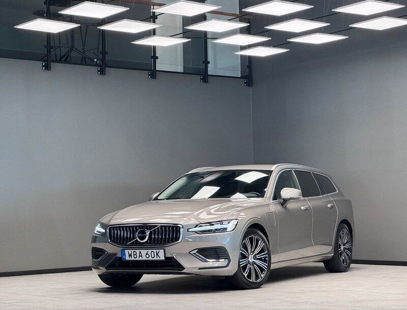 Grå Begagnad 2021 Volvo V60 Inscription Kombi | 329 900 kr (Marknadspris) - Bild 1/3