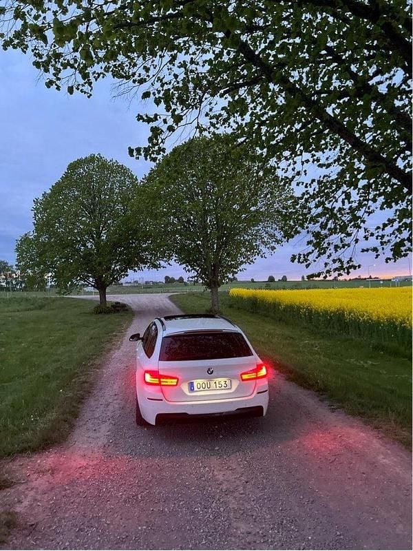 Vit Begagnad 2014 BMW 520 M Sport Kombi | 165 000 kr (Dyr) - Bild 1/4
