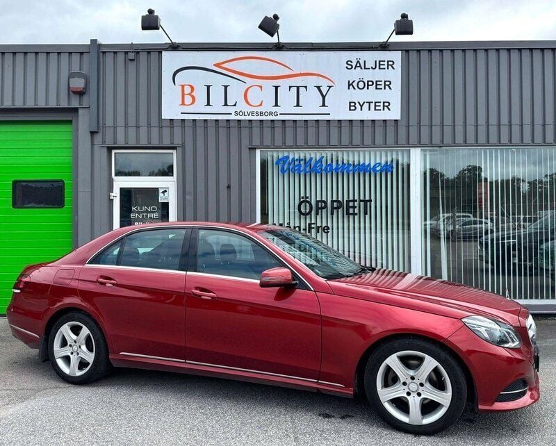 Röd Begagnad 2015 Mercedes E220 Avantgarde Sedan | 199 900 kr (Marknadspris) - Bild 1/4