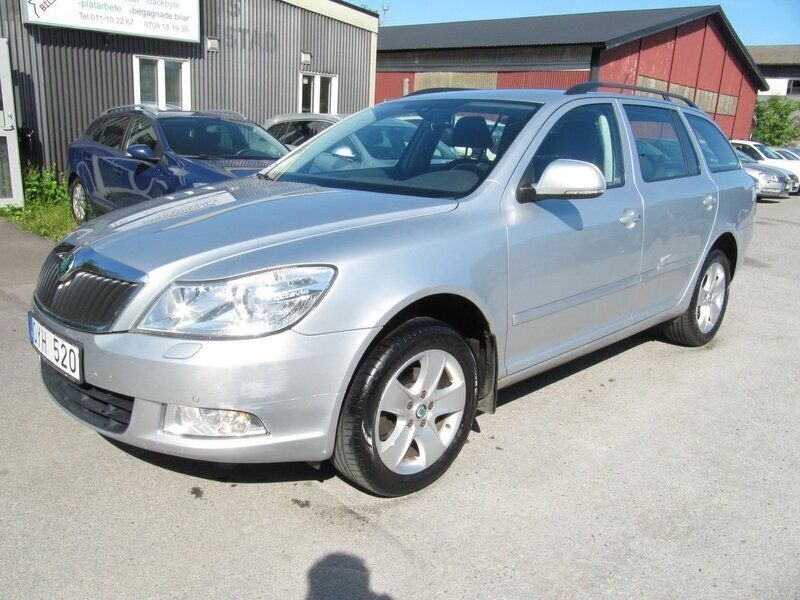 Silver Begagnad 2011 Skoda Octavia Elegance Kombi | 59 900 kr (Bra pris) - Bild 1/4
