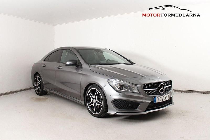 Mörkgrå (grå) Begagnad 2016 Mercedes CLA200 AMG Sportkupé | 189 000 kr (Marknadspris) - Bild 1/4