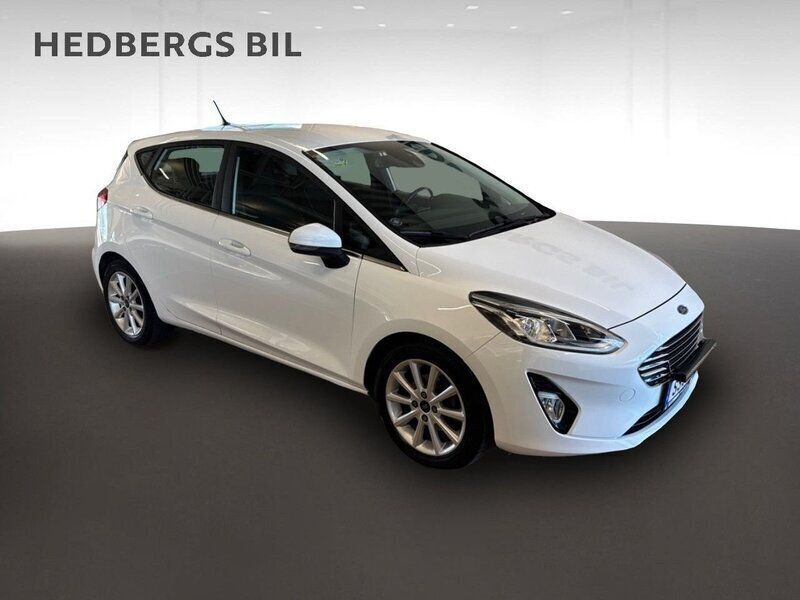 Vit Begagnad 2017 Ford Fiesta Titanium Halvkombi | 139 900 kr (Marknadspris) - Bild 1/4
