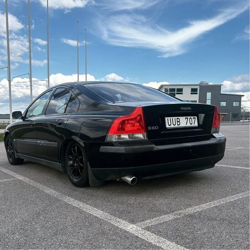Svart Begagnad 2004 Volvo S60 Business Edition Sedan | 25 000 kr (Marknadspris) - Bild 1/4