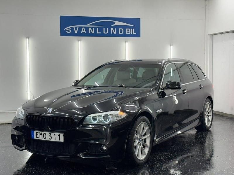 Svart Begagnad 2011 BMW 520 Kombi | 139 800 kr (Marknadspris) - Bild 1/4