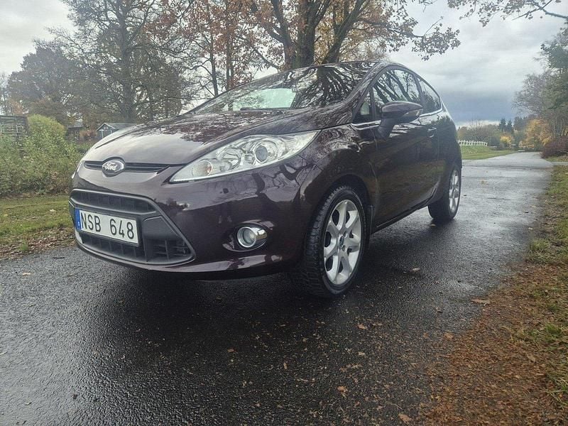 Röd Begagnad 2010 Ford Fiesta Titanium Halvkombi | 49 000 kr (Lite dyr) - Bild 1/4