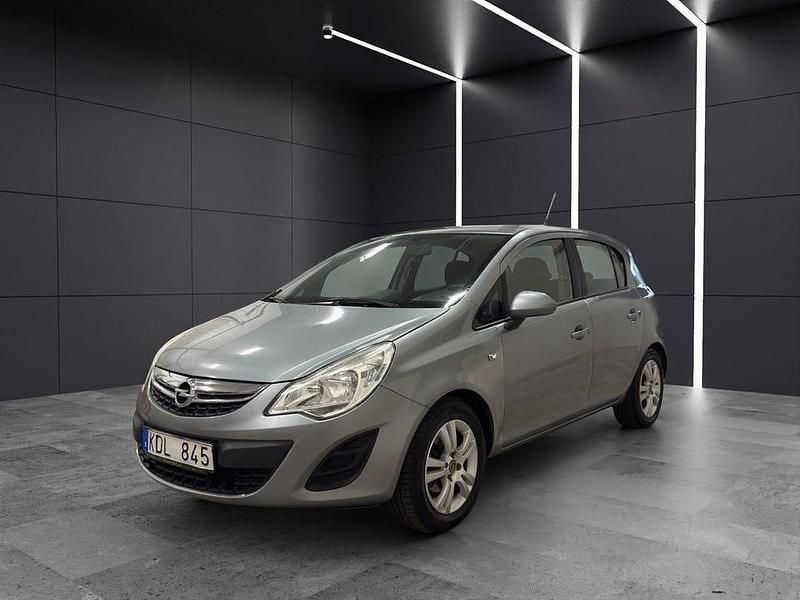 Grå Begagnad 2013 Opel Corsa Enjoy Halvkombi | 39 900 kr (Marknadspris) - Bild 1/4