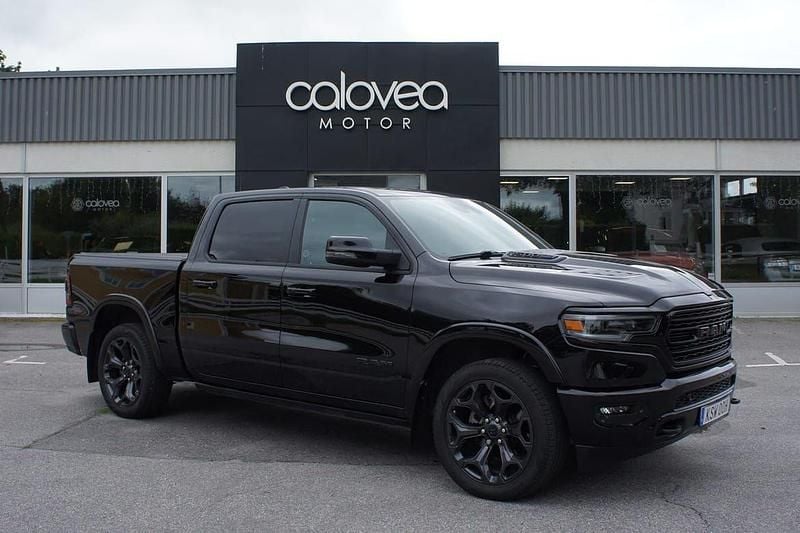 Svart Begagnad 2023 RAM 1500 Pickup | 929 900 kr - Bild 1/4
