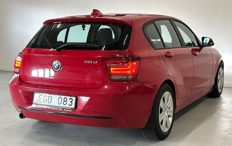 Begagnad BMW 118 Sport Line 143 HK (105 kW) 2011 Röd Halvkombi