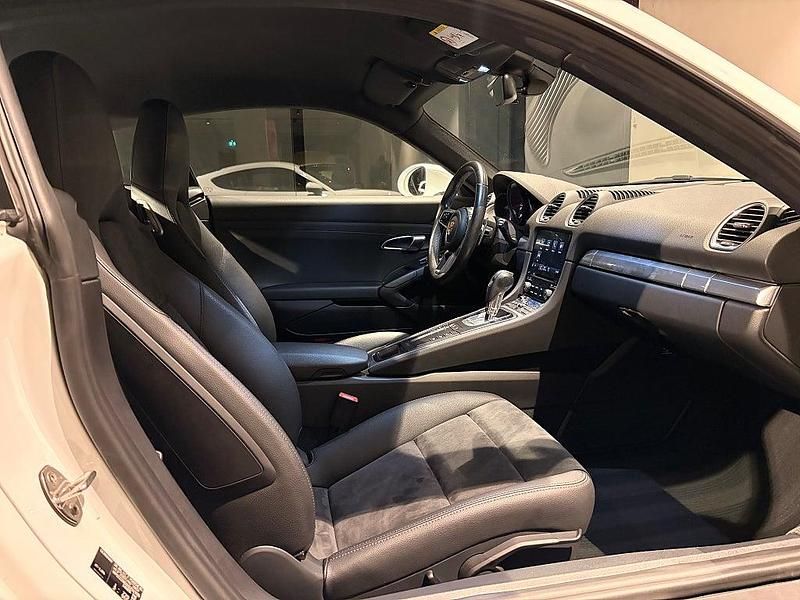 Begagnad Porsche 718 Cayman 301 HK (221 kW) 2019 Vit Sportkupé