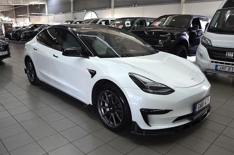 Vit Begagnad 2021 Tesla Model 3 Standard Range Plus Sedan | 249 900 kr (Bra pris) - Bild 1/4