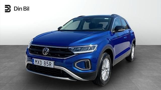 Blå (ravenna blue metallic bla) Begagnad 2022 VW T-Roc Life SUV | 289 900 kr (Marknadspris) - Bild 1/4