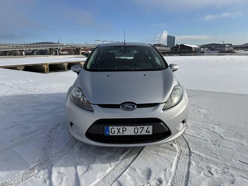 Begagnad Ford Fiesta Trend 75 HK (55 kW) 2009 Silver matallic Halvkombi