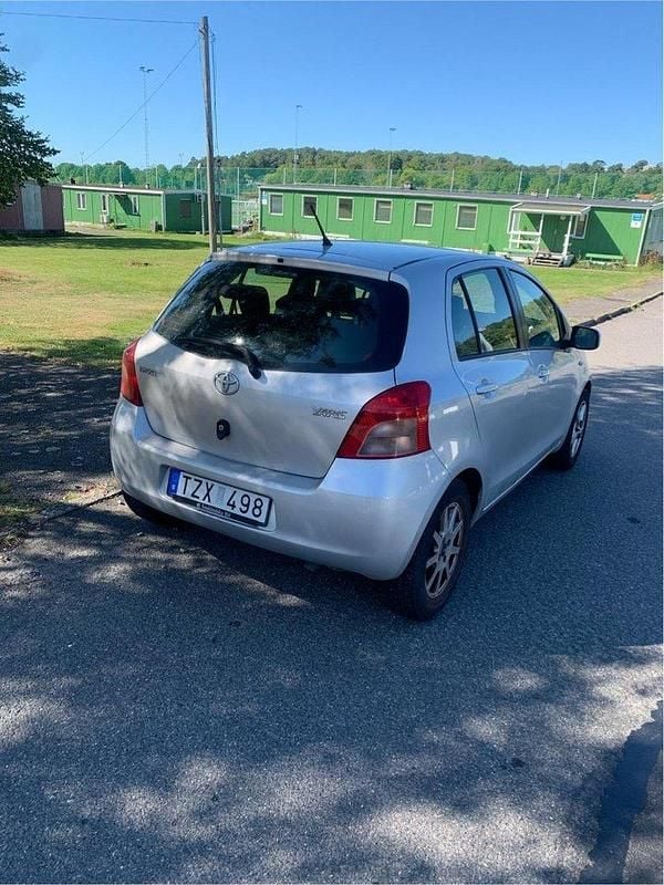 Silver Begagnad 2006 Toyota Yaris Halvkombi | 28 800 kr (Bra pris) - Bild 1/2