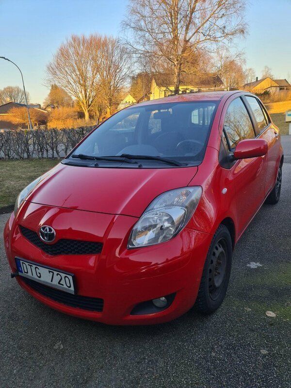Röd Begagnad 2011 Toyota Yaris Halvkombi | 42 000 kr (Marknadspris) - Bild 1/4