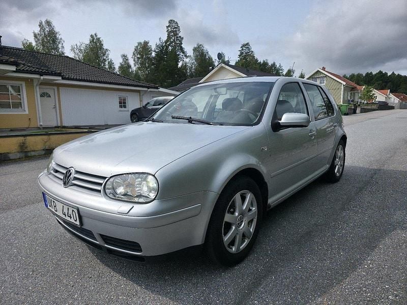 Silver Begagnad 2003 VW Golf IV Halvkombi | 43 000 kr (Lite dyr) - Bild 1/4