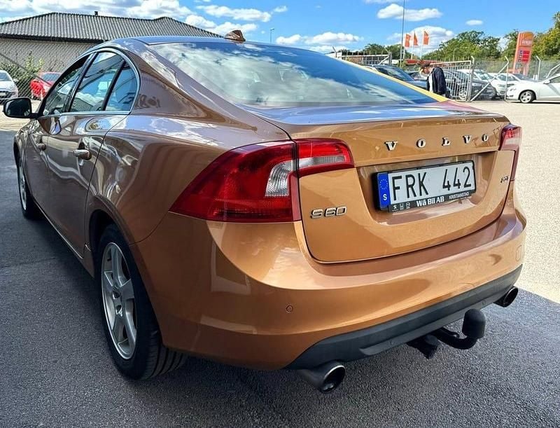 Begagnad Volvo S60 Momentum 203 HK (149 kW) 2011 Brun Sedan