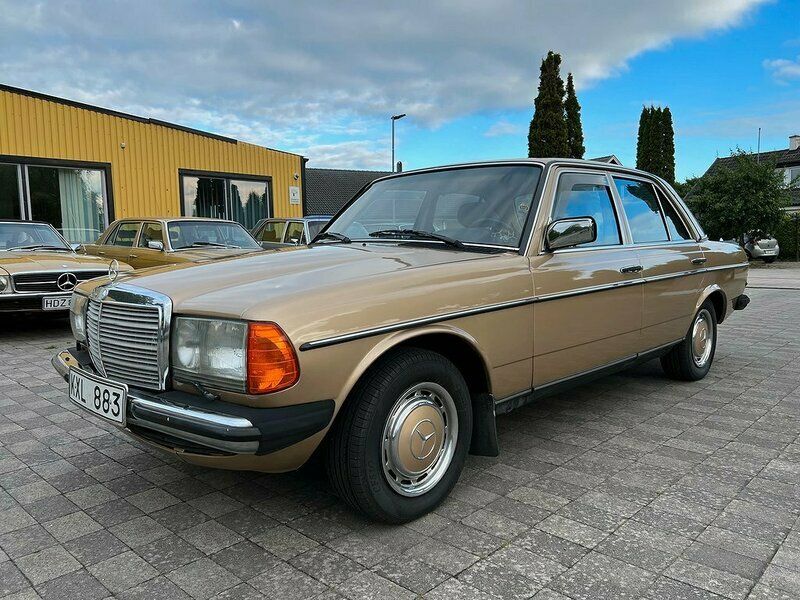 Ljusbrun Begagnad 1983 Mercedes E230 Sedan | 189 900 kr - Bild 1/4