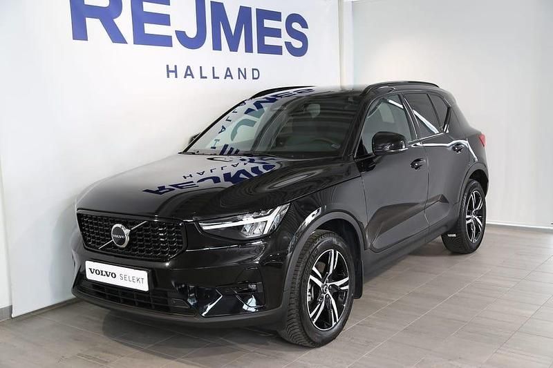 Svart Begagnad 2024 Volvo XC40 Plus SUV | 389 500 kr (Marknadspris) - Bild 1/4