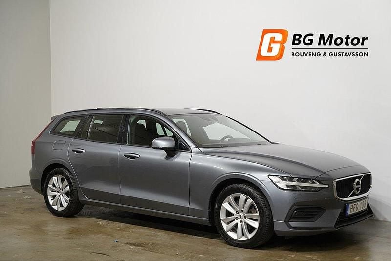 Grå Begagnad 2019 Volvo V60 Momentum Kombi | 198 900 kr (Marknadspris) - Bild 1/4