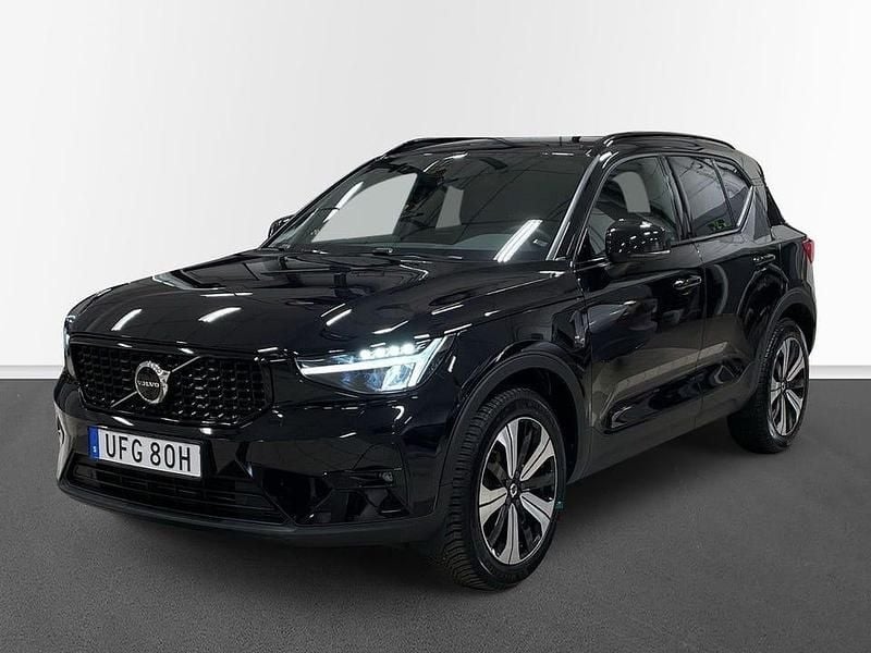 Svart Begagnad 2023 Volvo XC40 Plus SUV | 409 500 kr (Marknadspris) - Bild 1/4