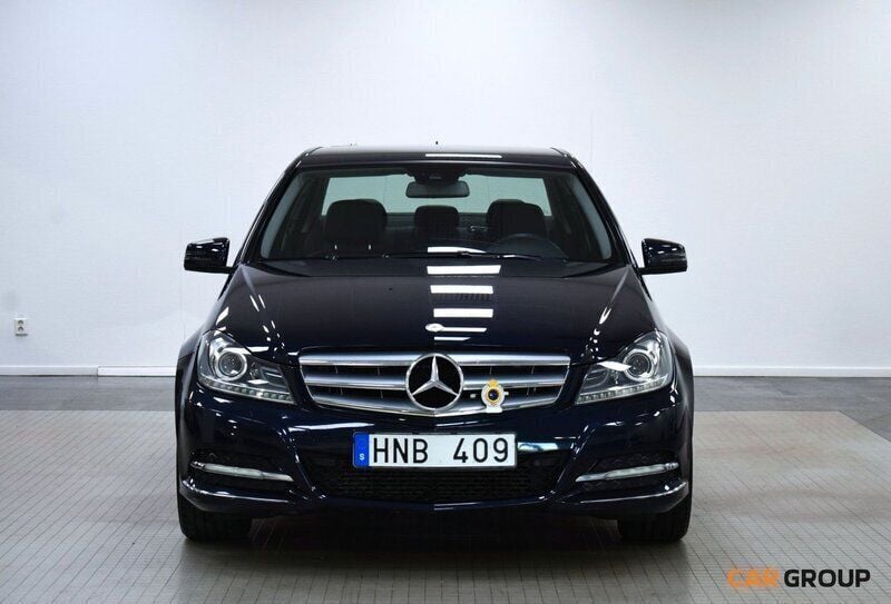 Mörkblå (blå) Begagnad 2012 Mercedes C180 Avantgarde Sedan | 164 900 kr (Marknadspris) - Bild 1/4