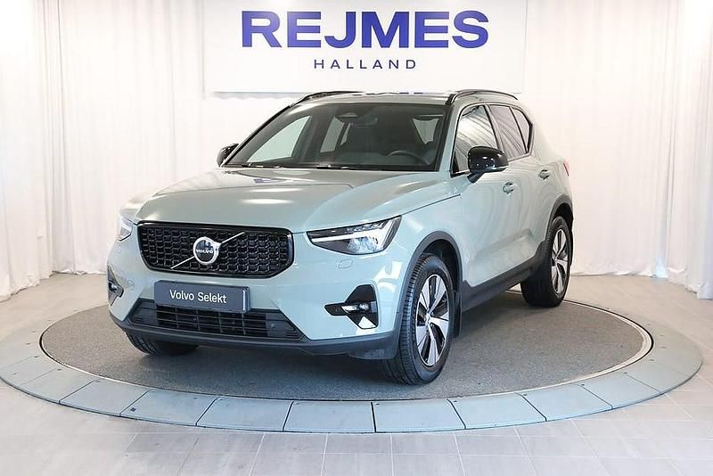 Grön Begagnad 2025 Volvo XC40 Plus SUV | 389 500 kr (Marknadspris) - Bild 1/4