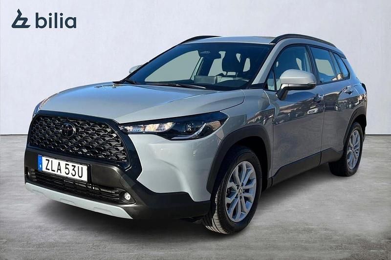 Grå Begagnad 2024 Toyota Corolla Cross Active SUV | 389 900 kr (Marknadspris) - Bild 1/3