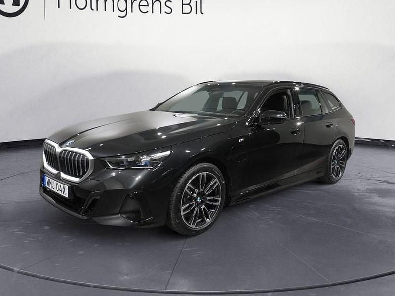 Safirsvart metallic Begagnad 2025 BMW 530 M Sport Kombi | 649 500 kr - Bild 1/4