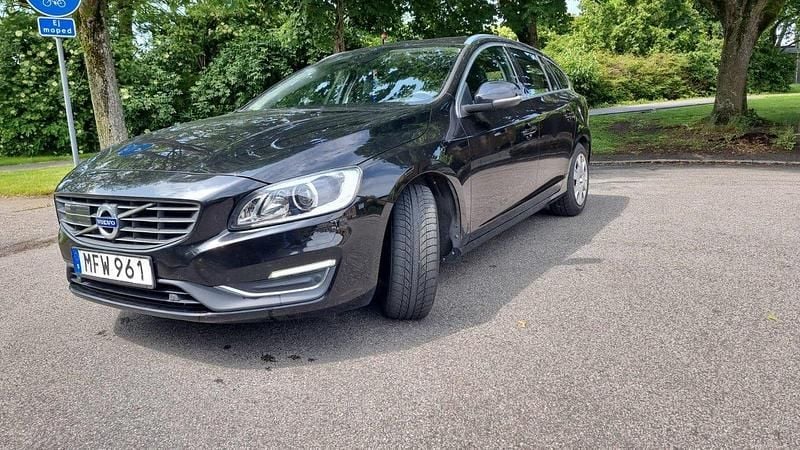 Svart Begagnad 2016 Volvo V60 Summum Kombi | 179 000 kr (Marknadspris) - Bild 1/4