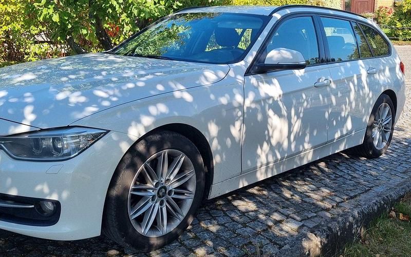 Vit Begagnad 2014 BMW 320 Sport Line Kombi | 79 500 kr (Superpris) - Bild 1/4