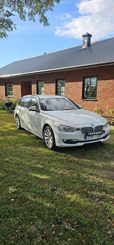 Vit Begagnad 2015 BMW 320 Kombi | 99 500 kr (Marknadspris) - Bild 1/4