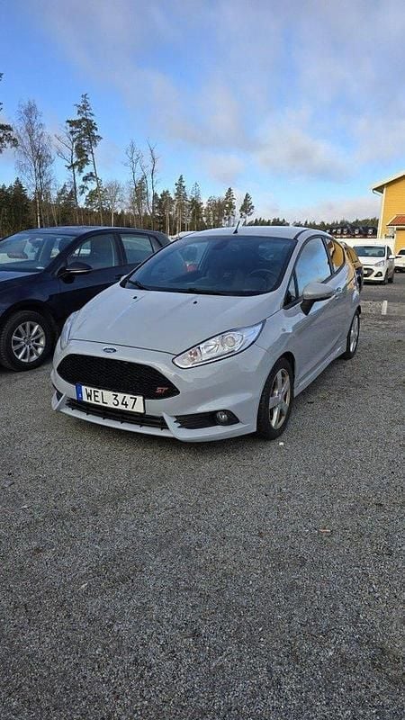 Grå Begagnad 2016 Ford Fiesta ST200 Halvkombi | 139 000 kr (Dyr) - Bild 1/4