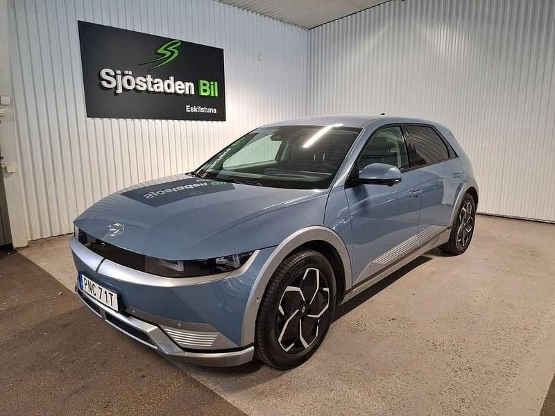Blå Begagnad 2023 Hyundai Ioniq 5 Advanced SUV | 438 900 kr (Superpris) - Bild 1/4