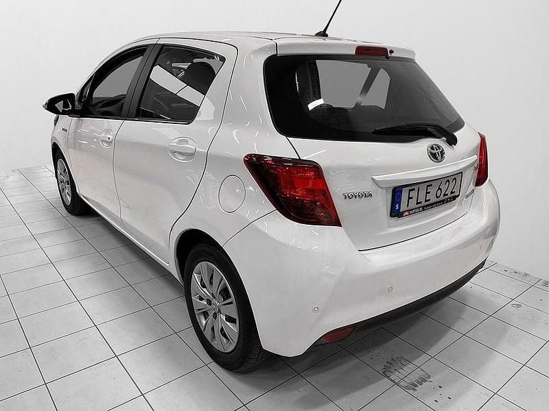Begagnad Toyota Yaris Hybrid Active 101 HK (74 kW) 2015 Vit Halvkombi