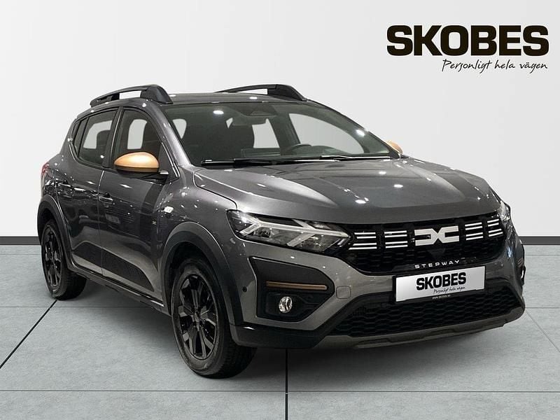 Grå Begagnad 2025 Dacia Sandero Extreme SUV | 224 000 kr (Dyr) - Bild 1/3