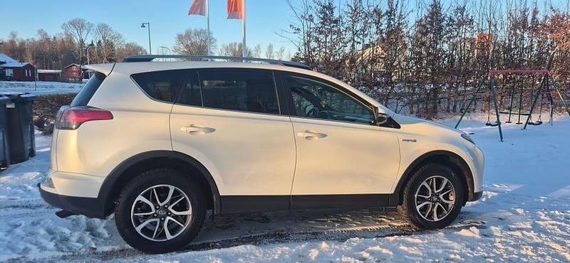 Pärlemovit Begagnad 2017 Toyota RAV4 Hybrid SUV | 169 500 kr (Marknadspris) - Bild 1/4