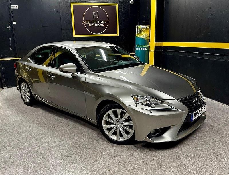 Ljusgrå Begagnad 2014 Lexus IS300h Executive Line Sedan | 174 990 kr (Marknadspris) - Bild 1/4