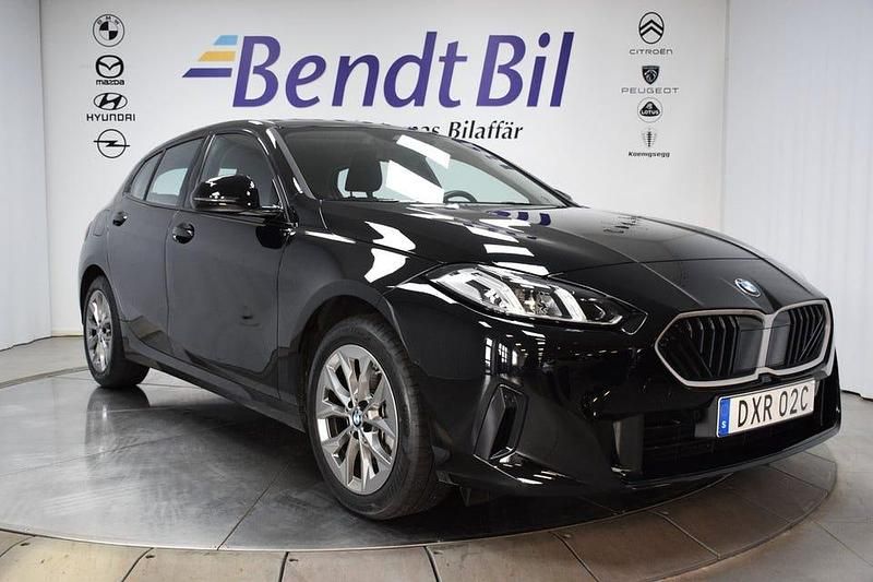 Svart Begagnad 2024 BMW 120 Shadowline Halvkombi | 329 500 kr (Marknadspris) - Bild 1/3