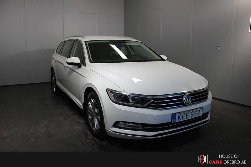 Vit Begagnad 2017 VW Passat Kombi | 124 900 kr (Superpris) - Bild 1/4