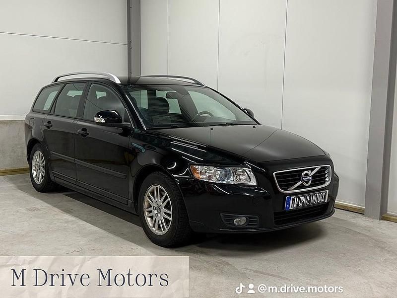 Svart Begagnad 2011 Volvo V50 Momentum Kombi | 64 900 kr (Marknadspris) - Bild 1/4