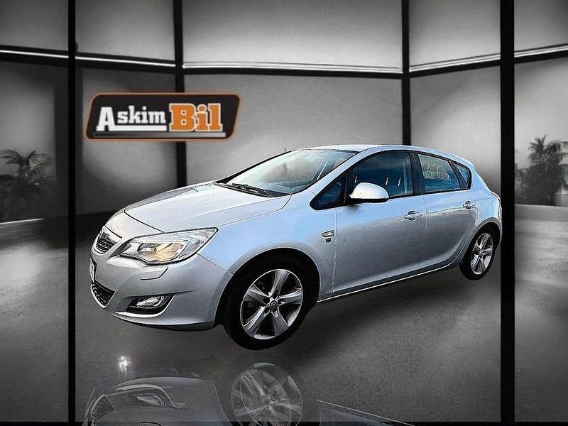 Grå Begagnad 2010 Opel Astra Enjoy Halvkombi | 54 900 kr (Marknadspris) - Bild 1/4
