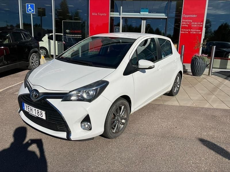 Vit Begagnad 2016 Toyota Yaris Active Halvkombi | 114 900 kr (Marknadspris) - Bild 1/4