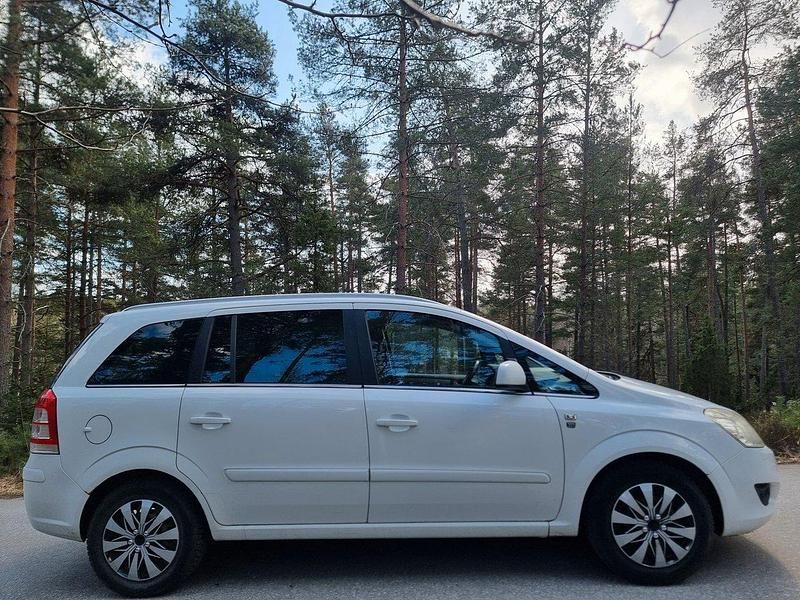Begagnad Opel Zafira 141 HK (103 kW) 2010 Vit Minibuss