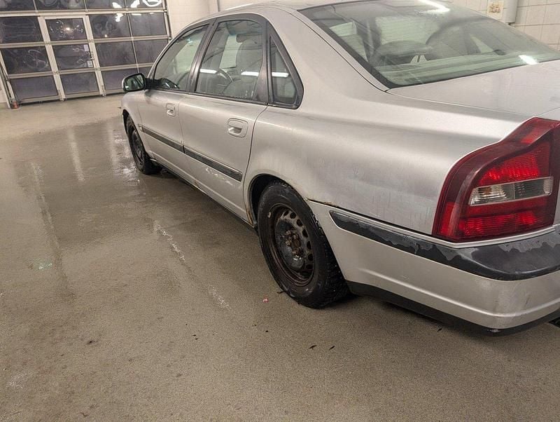 Grå Begagnad 2001 Volvo S80 Sedan | 5 500 kr (Superpris) - Bild 1/4