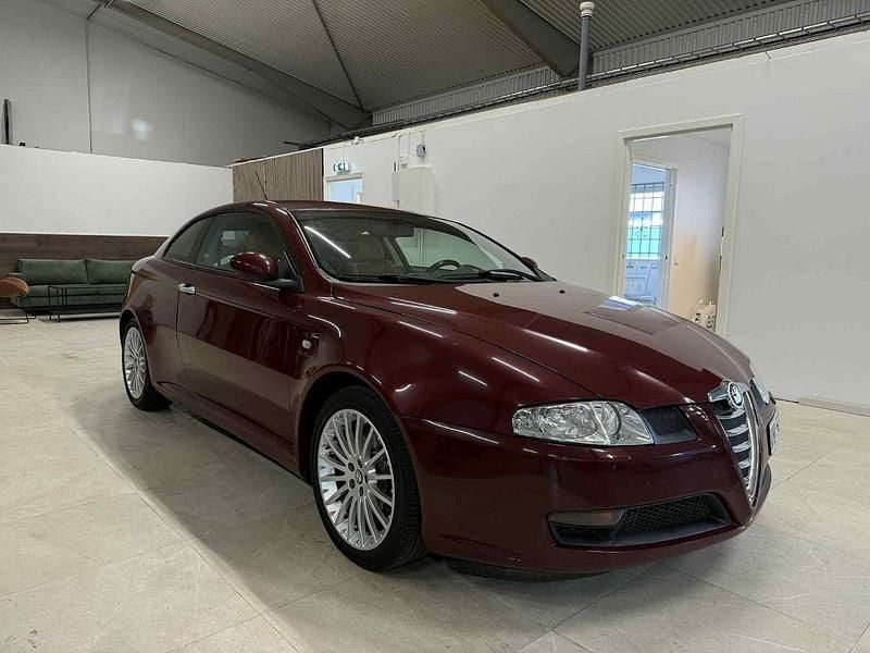 Röd Begagnad 2005 Alfa Romeo GT Distinctive Sportkupé | 59 900 kr - Bild 1/4