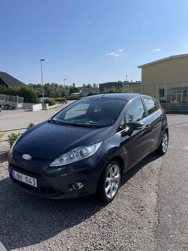 Grå Begagnad 2010 Ford Fiesta Titanium Halvkombi | 20 000 kr (Superpris) - Bild 1/4