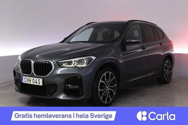 Grå Begagnad 2021 BMW X1 M Sport SUV | 311 900 kr (Marknadspris) - Bild 1/2